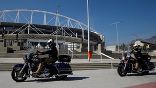Polizisten patroullieren auf Motorrädern vor dem Olympiastadion in Rio.