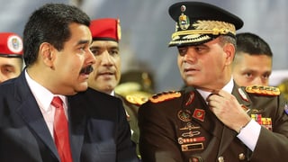 Venezuelas Präsident Maduro und Verteidigungsminister Padrino schauen sich in die Augen.