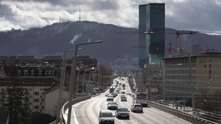 Autos fahren in Zürich am Prime Tower vorbei. Autos fahren in Zürich am Prime Tower vorbei.