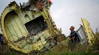 Die Ermittler vor Ort (im Bild ein Experte aus Malaysia) werden nun durch diverse weitere Experte unterstützt. (Reuters)