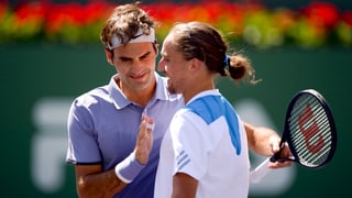 Roger Federer und Alexandr Dolgopolow beim Handshake.