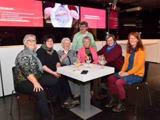 Margrit Bischofberger mit einer Gruppe von Begleiterinnen und Begleiter.