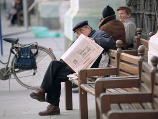 Mann liest Zeitung in Turin.