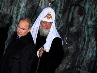 Putin weihte das Denkmal gemeinsam mit Kyrill, dem Vorsteher der russisch-orthodoxen Kirche, ein. (Moskau, 30.10.2017)