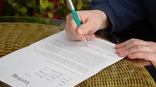 Firmen sollen Kunden an Kündigungsfrist erinnern (Artikel enthält Audio)