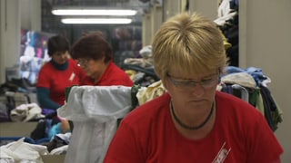 Das Hauptkriterium der Sortiererinnen: Sind die Altkleider noch verkäuflich? Das Hauptkriterium der Sortiererinnen: Sind die Altkleider noch verkäuflich?