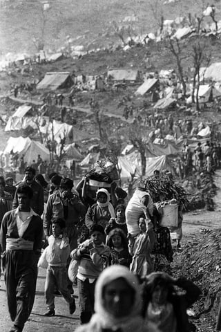 Kurden auf dem Weg in Flüchtlingslager im Osten der Türkei. 