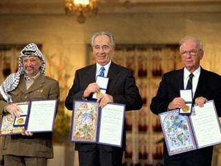 Friedensnobelpreisträger mit ihrer Urkunde.