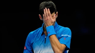 Novak Djokovic hält sich nach seiner Niederlage gegen Roger Federer seine linke Hand vors Gesicht.