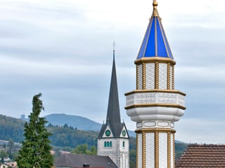 Kirchturm im Hintergrund, Minarett im Vordergrund