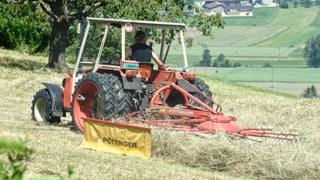 Traktor beim Heuen. Traktor beim Heuen.