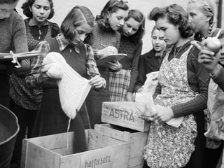 Sammelaktion für Kaffeesatz, aufgenommen am 14. Januar im Kriegsjahr 1942. Sammelaktion für Kaffeesatz, aufgenommen am 14. Januar im Kriegsjahr 1942.