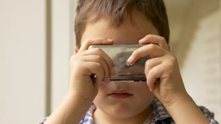 Ein Kind benutzt eine App auf dem Handy. Ein Kind benutzt eine App auf dem Handy.
