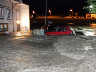 Der Langeten Bach im Oberaargauischen Huttwil (BE) überschwemmt das umliegende Gebiet, nach einem heftigen Gewitter. 