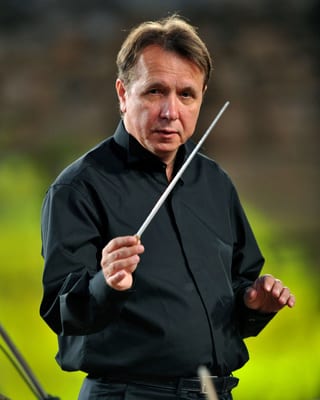 Mikhail Pletnev, dirigierend mit Taktstock und schwarzem Hemd. Mikhail Pletnev, dirigierend mit Taktstock und schwarzem Hemd.