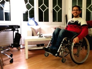 Emanuel Wallimann posiert im sogenannten Rollstuhl-Wheelie.