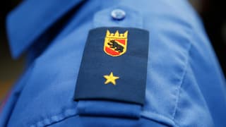 Abzeichen an der Berner Polizeiuniform.