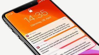 Mobiltelefon-Bildschirm mit Push-Meldungen Mobiltelefon-Bildschirm mit Push-Meldungen