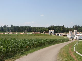 Blick auf die Zeltstadt auf dem Ruetschberg oberhalb des Pfäffikersees.