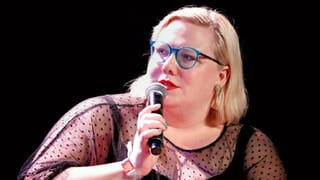 Porträt von Lindy West. Porträt von Lindy West.
