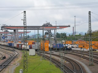 Güterzüge im Umschlagbahnhof bei Basel.