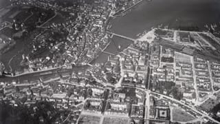 Eine schwarz-weiss Aufnahme einer Stadt aus der Vogelperspektive Eine schwarz-weiss Aufnahme einer Stadt aus der Vogelperspektive