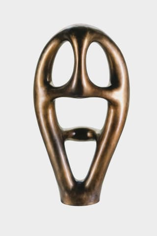 eine bronzefarbene Statue eine bronzefarbene Statue