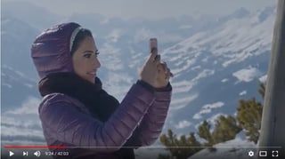 Schauspielerin Amel Mohamed vor imposanter Bergkulisse