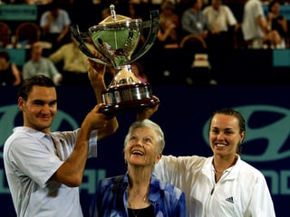 Lucy Hopman 2001 mit Roger Federer und Martina Hingis. 