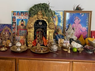 Sevvels Altar in seinem Zimmer. 