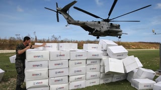 Ein Helikopter hat USAid-Pakete entladen.