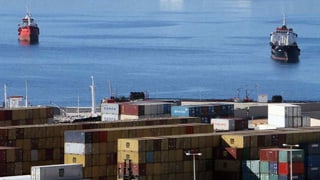 Container liegen am Hafen von Piraeus, nähe Athen, bereit zum Transport.