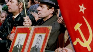 Männer mit einer sowjetischen Fahne.