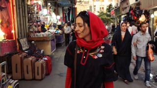 Die junge Komponistin Sara Najafi auf dem Markt in Teheran.
