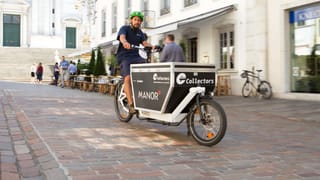 Ein Fahrradkurier fährt durch die Stadt Solothurn. Ein Fahrradkurier fährt durch die Stadt Solothurn.