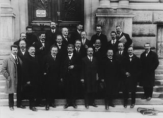 Das Oltener Komitee, das als nationale Streikleitung fungierte, posiert auf einem Gruppenbild.
