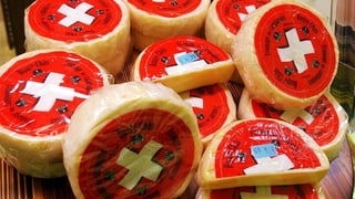 Schweizer Käse mit Schweizer Kreuz