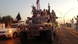 IS-Kämpfer paradieren auf einem Wagen der irakischen Sicherheitskräfte