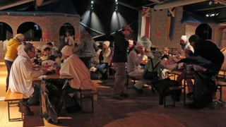 Chesslete-Fasnächtler auf Festbänken im Festzelt Chesslete-Fasnächtler auf Festbänken im Festzelt