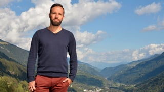Mario Pacchioli in seiner alten Heimat in blauem Pullover und roter Hose. Mario Pacchioli in seiner alten Heimat in blauem Pullover und roter Hose.