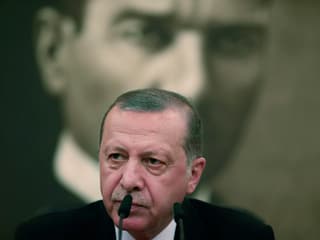 Erdogan spricht vor einem Portrait Atatürks, August 2017