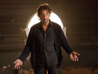 Al Pacino als Theaterschauspieler mit ausgebreiteten Armen und fragendem Blick.