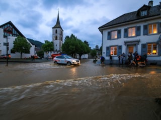 Überfluteter Kirchplatz in Muttenz (BL). 