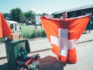 Festivalbesucher mit grosser Fahne