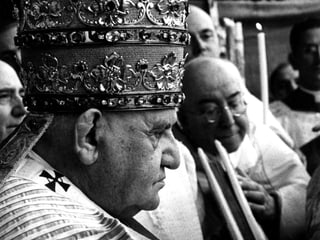 Johannes XXIII. von der Seite, er wird zum Papst gekrönt. Ein schwarzweiss-Foto. Er trägt einen massiven Kopfschmuck.