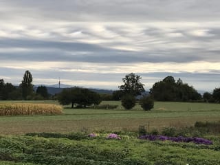 Die Wolken über der Landschaft haben Wellenform. Die Wolken über der Landschaft haben Wellenform.