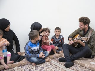 Bastian Baker gab mehrere Lieder zum Besten, darunter auch der JRZ-Song "Leaving Tomorrow". Ein Mädchen sagte sehr berührt, dass sie zwar den Text nicht verstehe, aber sehr berührt sei und spüre, dass das Lied von Menschen wie ihr handle.