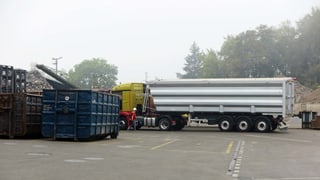 Lastwagen und Container stehen auf einem Recyclinghof Lastwagen und Container stehen auf einem Recyclinghof