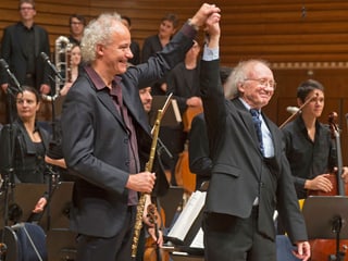 Heinz Holliger mit Felix Renggli auf der Bühne in Luzern.
