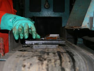 Batterien werden für den Schredder-Prozess vorbereitet. 